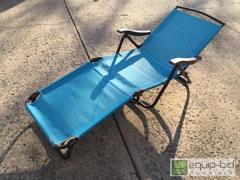 lot 206 image: Outdoor Blue Recliner Lounge Chair