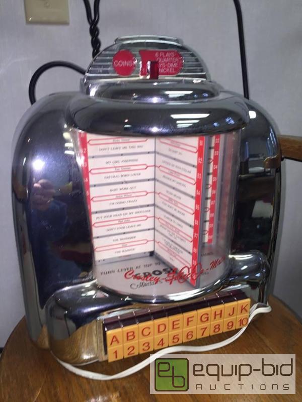 lot 75 image: Vintage Crosley Select-a-Matic Radio