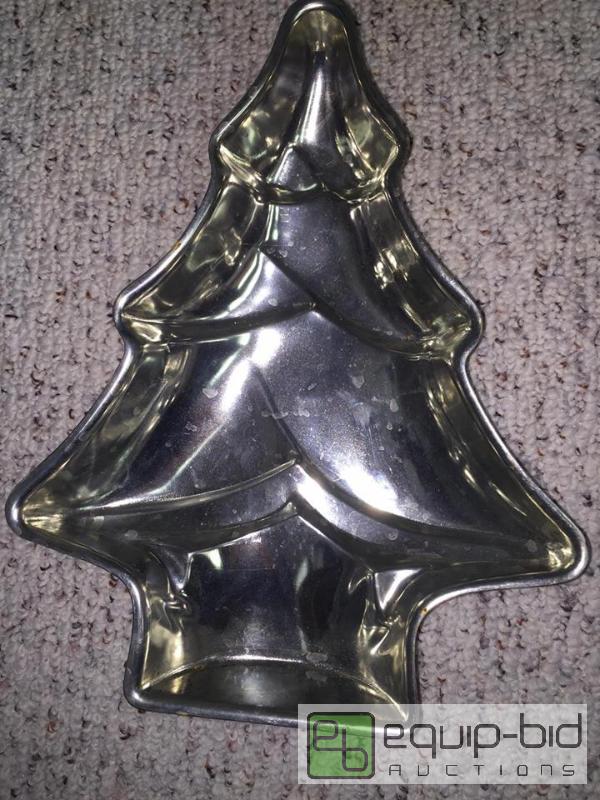 lot 88 image: Vintage Polished Aluminum Christmas Tree Cake Mold