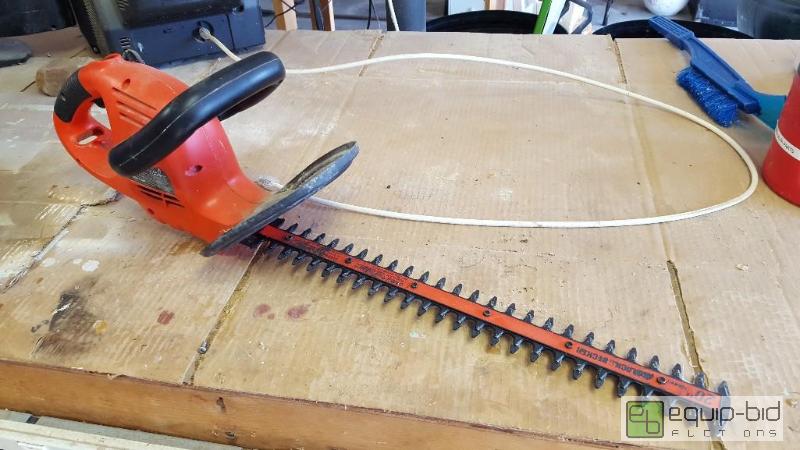 lot 1025 image: Black and Decker 20 inch hedge trimmer