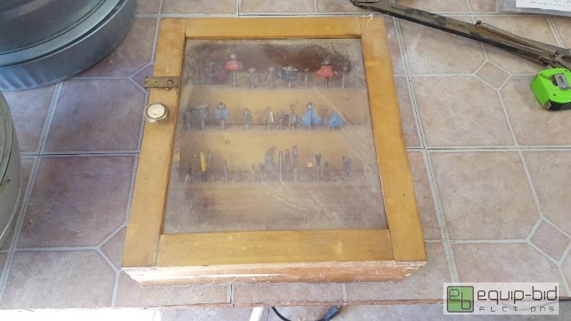 lot 1030 image: wooden display box full of quarter inch router bits