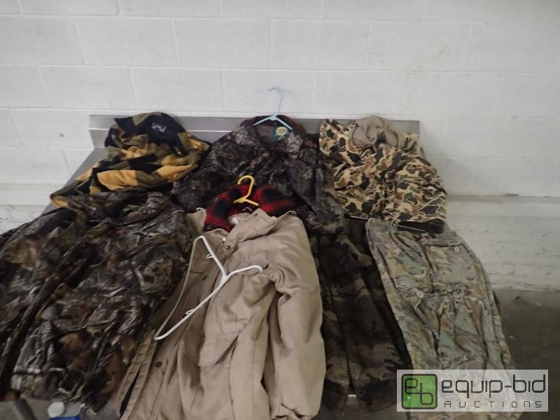 lot 6082 image: Large Lot of Outdoor Gear