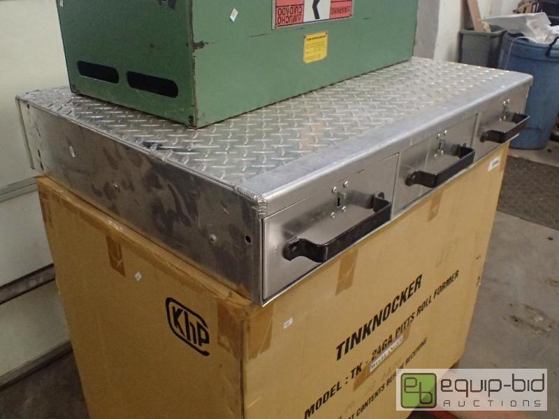 lot 7110 image: Aluminum 3 Drawer Tool Box