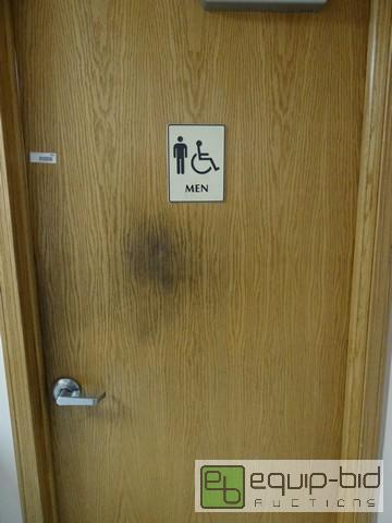 lot 462 image: Complete Mens Bathroom