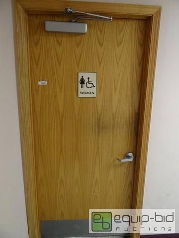 lot 463 image: Complete Womens Bathroom