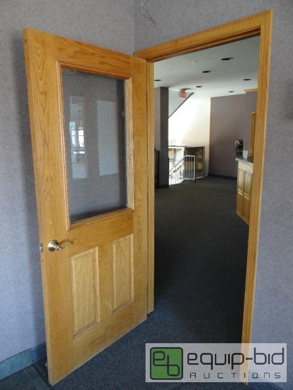 lot 541 image: Solid Oak Single Glass Pane Door w Frame