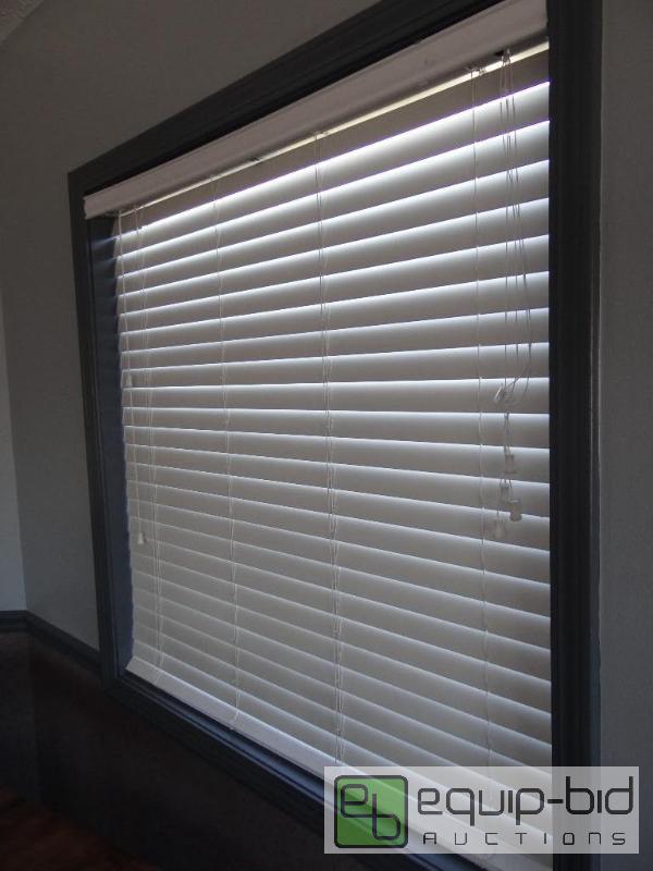 lot 555 image: (11) 44-12 x 44 Levolor Window Blinds