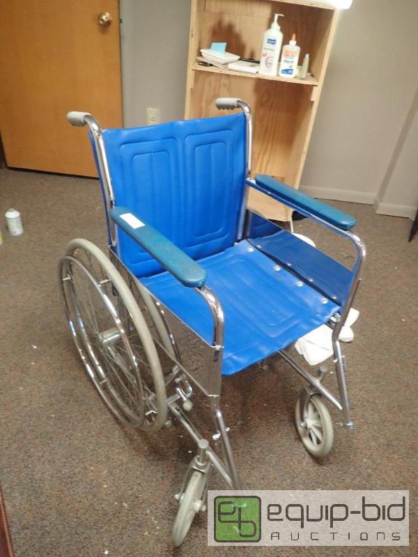 lot 591 image: Adult SizeWheel Chair