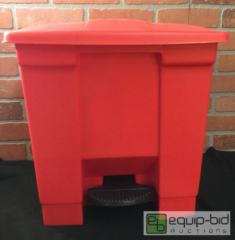 lot 31 image: 8 Gallon Rubbermaid Step On Container