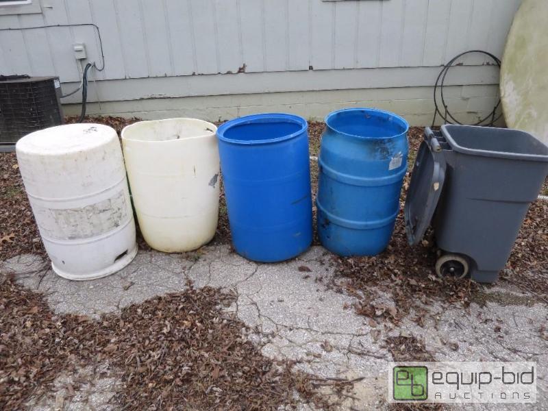 lot 146 image: Lot of Trashcans
