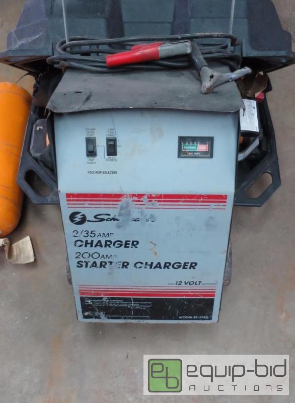 lot 149 image: Battery Charger