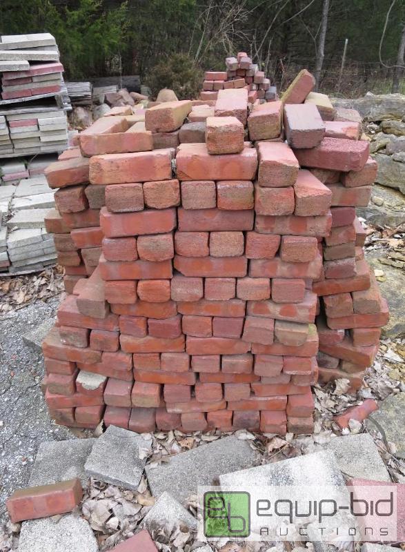 lot 153 image: Lot of Landscaping Bricks