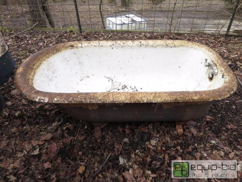 lot 176 image: Cast Iron Tub