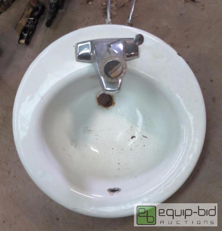 lot 184 image: Cast Iron Sink