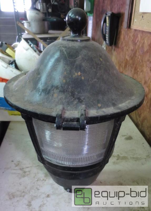 lot 185 image: Outdoor Light