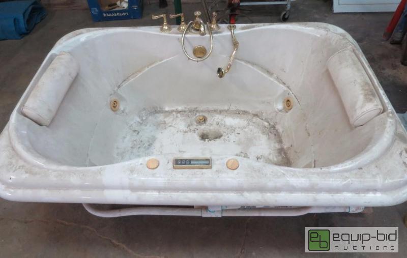 lot 22 image: Large 2 Person Jacuzzi Bathtub