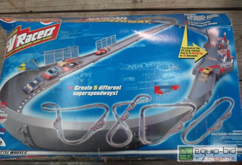 lot 235 image: Hot Wheels Race Track