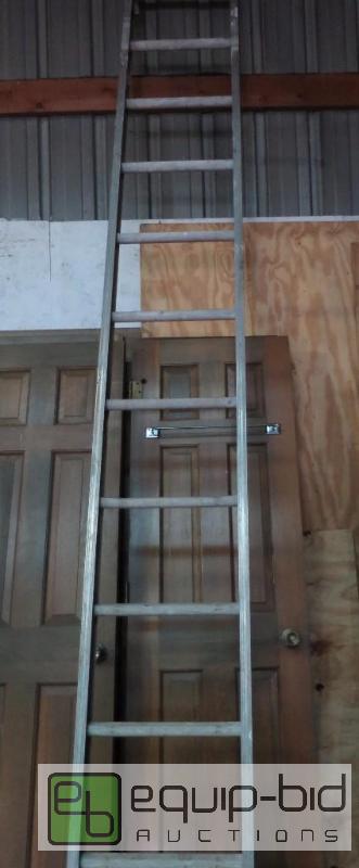 lot 24 image: 18 Aluminum Ladder