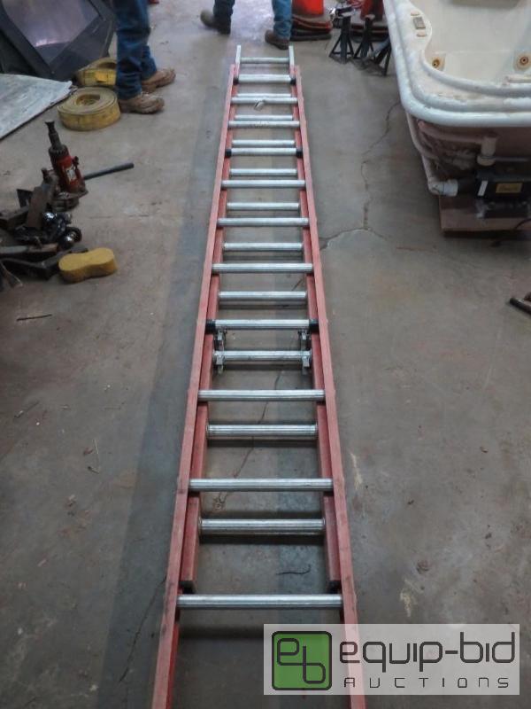 lot 25 image: 40 Extension Ladder