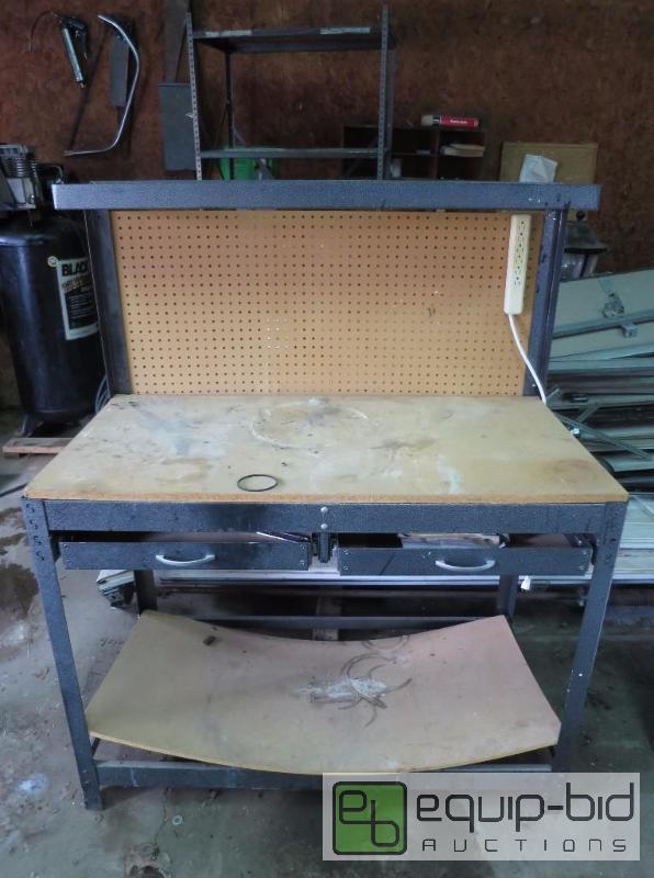 lot 39 image: Metal and Wood Work Bench