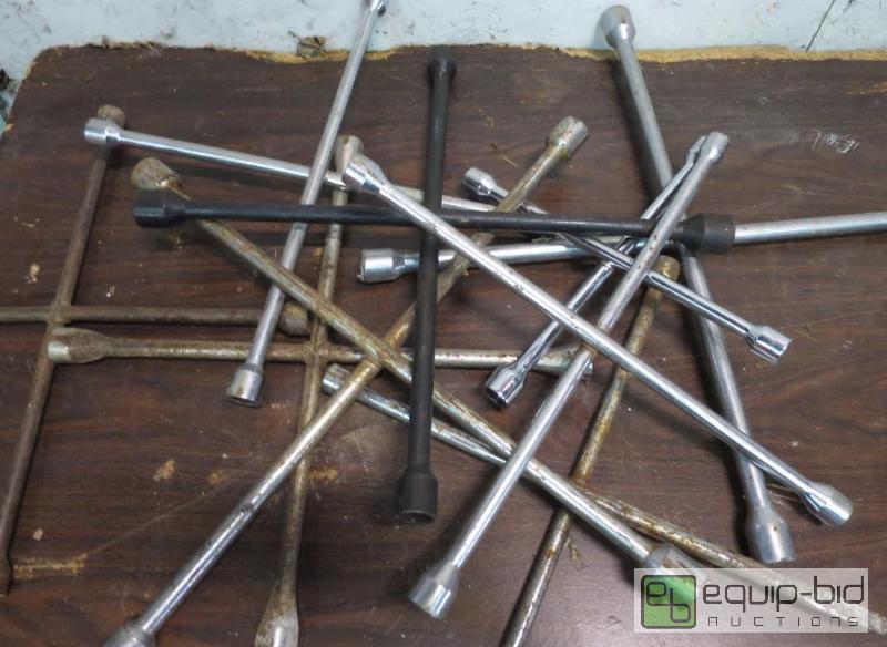 lot 60 image: Huge Lot of Tire Irons
