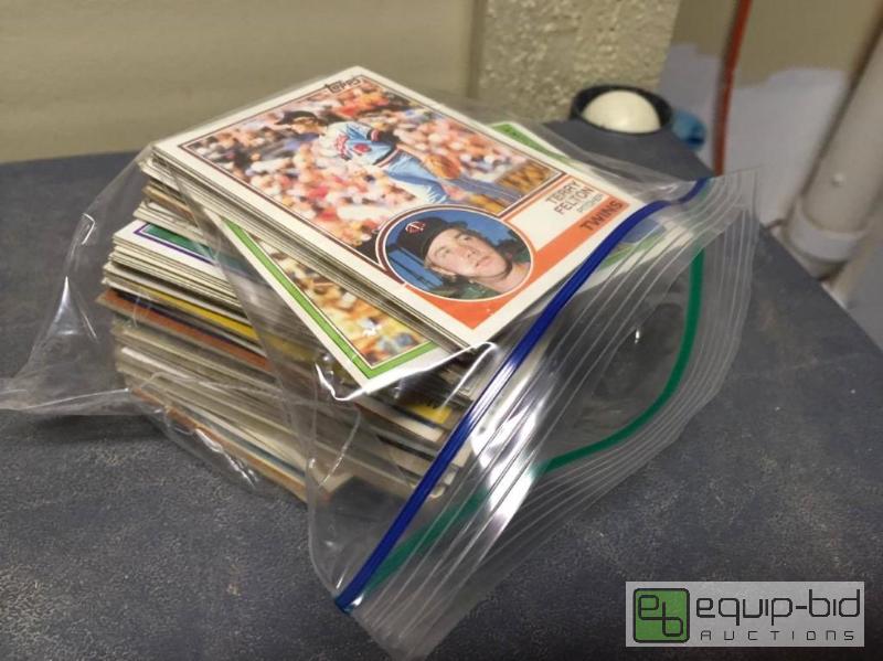 lot 137 image: Unsorted Bag of Baseball Cards - mostly 1970s and 1980s