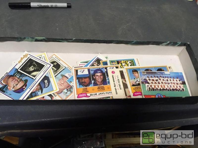 lot 141 image: Box of Vintage 1970s Baseball Cards - Mostly Team Cards, Manager and ManagerPlayer Cards