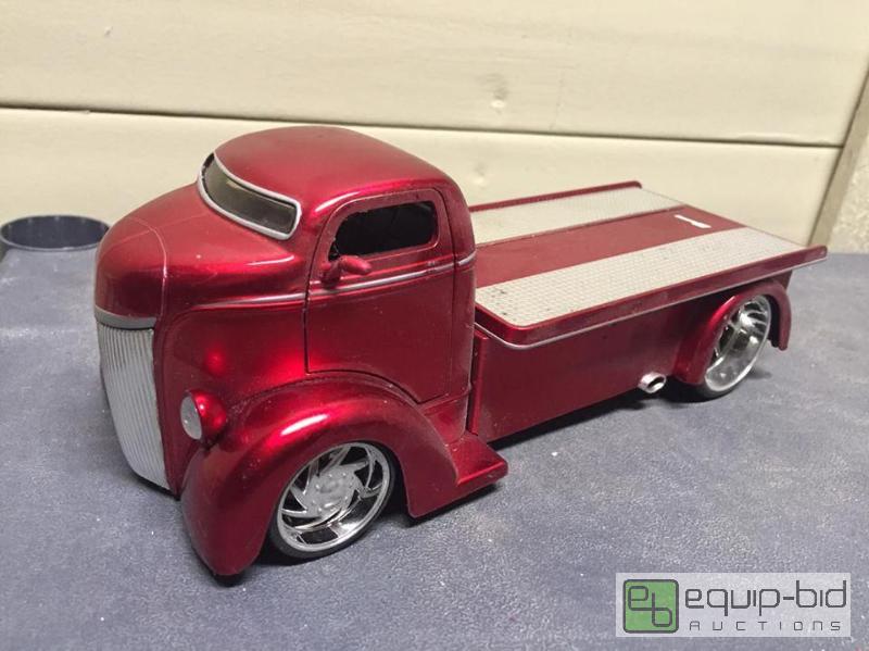 lot 171 image: 118th Scale Hot Rod Vintage Ford Tow Truck Model by JADA