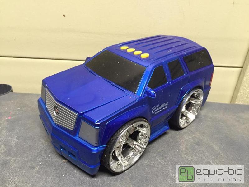 lot 174 image: Cadillac Escalade Speaker Toy