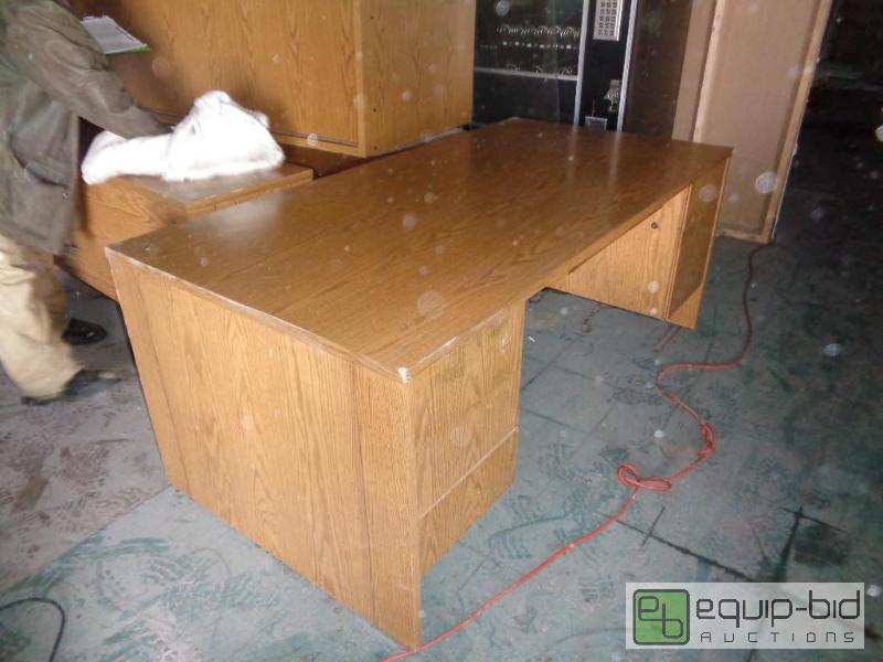 lot 31 image: MATCHING Office Furniture Set