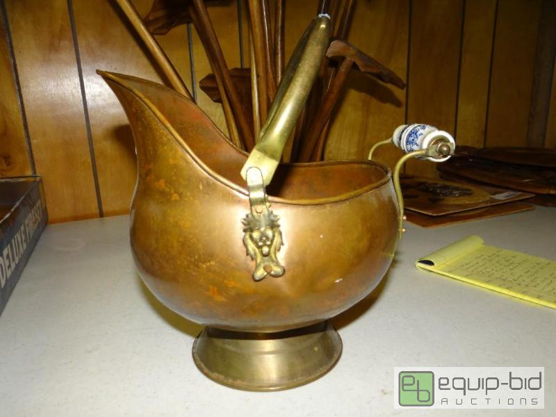 lot 1436 image: Vintage copper kettle with lion heads....
