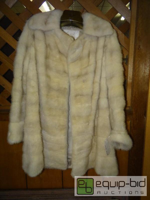 lot 1439 image: Genuine Ladies fur coat from Graggs&nbspFurs...