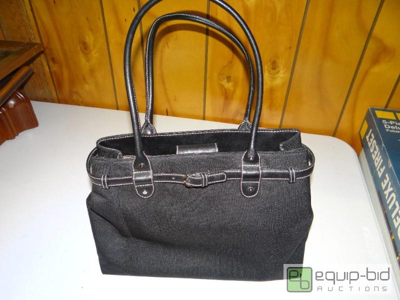 lot 1441 image: New Etienne Aigner designer purse....