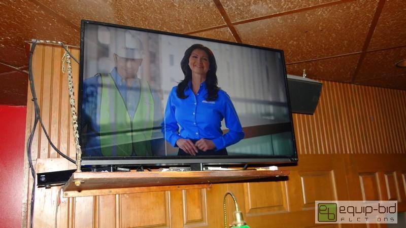 lot 936 image: Led 39 E Series Vizio Tv w Remote