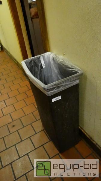 lot 964 image: Lot Of Trash Cans