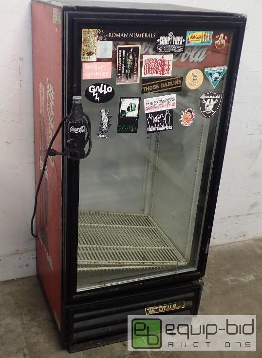 lot 3024 image: True Merchandising Cooler