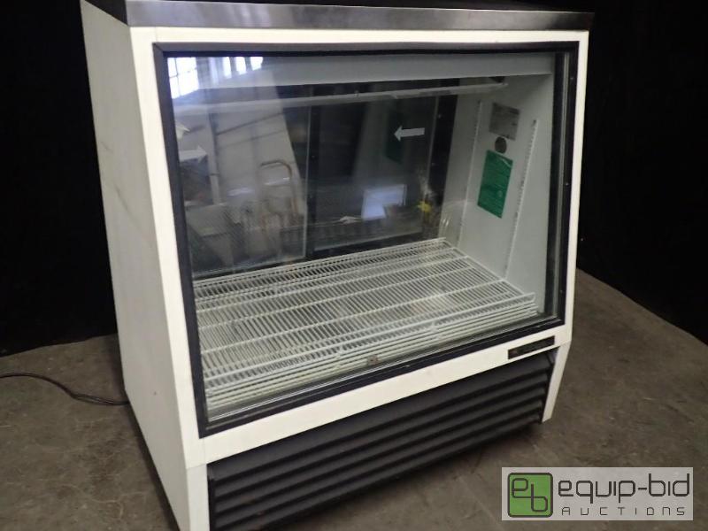 lot 3032 image: True 48in Refrigerated Display Case on Casters