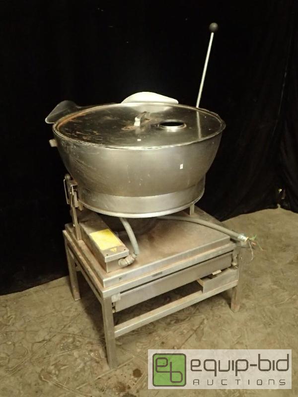 lot 3071 image: Cleveland SET-15 15 Gallon Electric Countertop Tilt Skillet