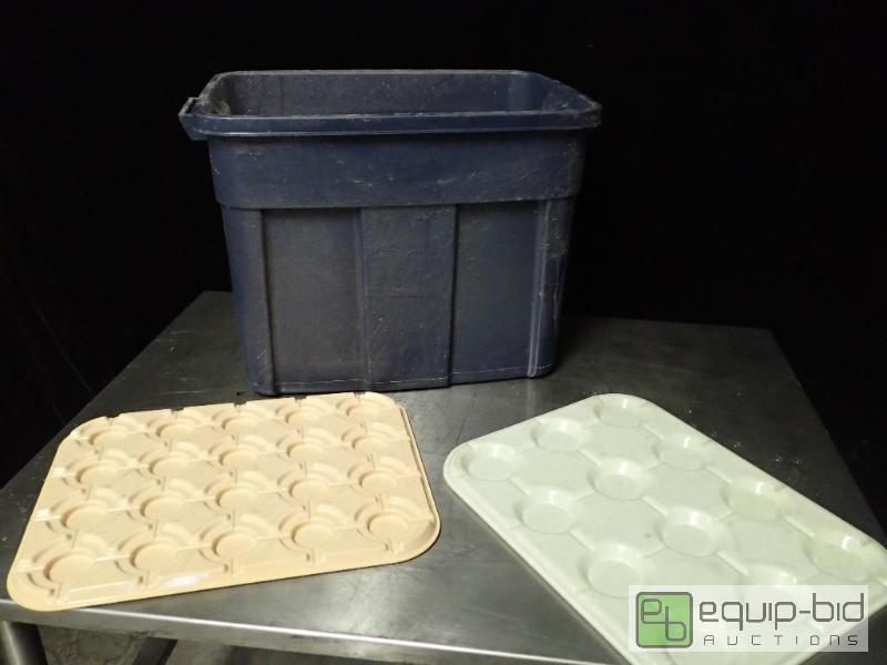 lot 3082 image: Lot of Plastic Trays