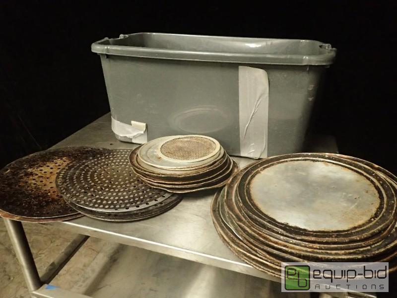 lot 3099 image: Tote with Various Sized Metal Pizza Trays