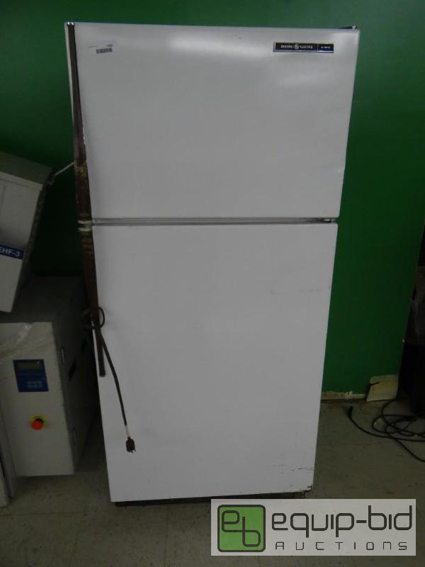 lot 1563 image: GE refrigerator. Works....