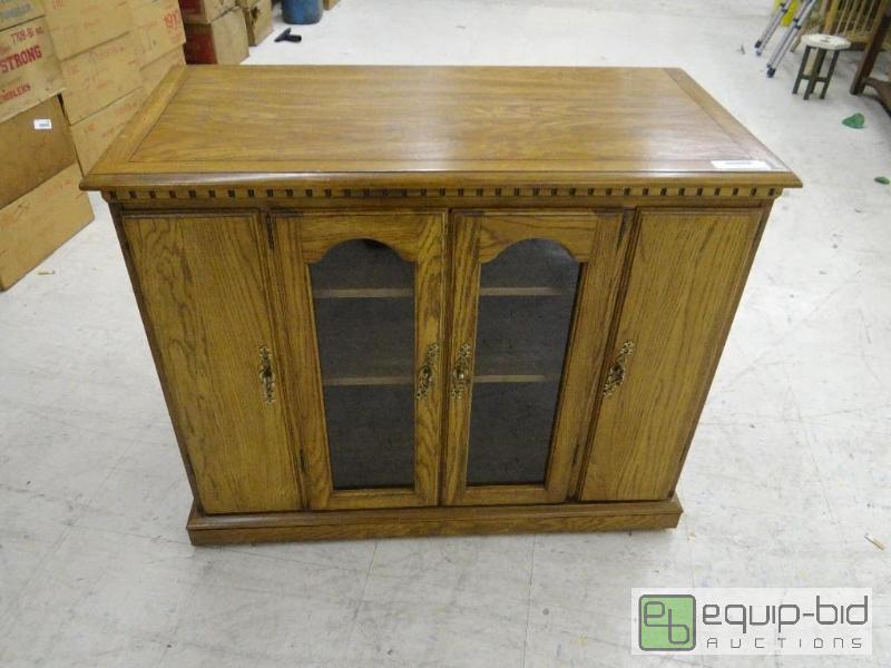 lot 1590 image: Nice tv standmedia stand on wheels....