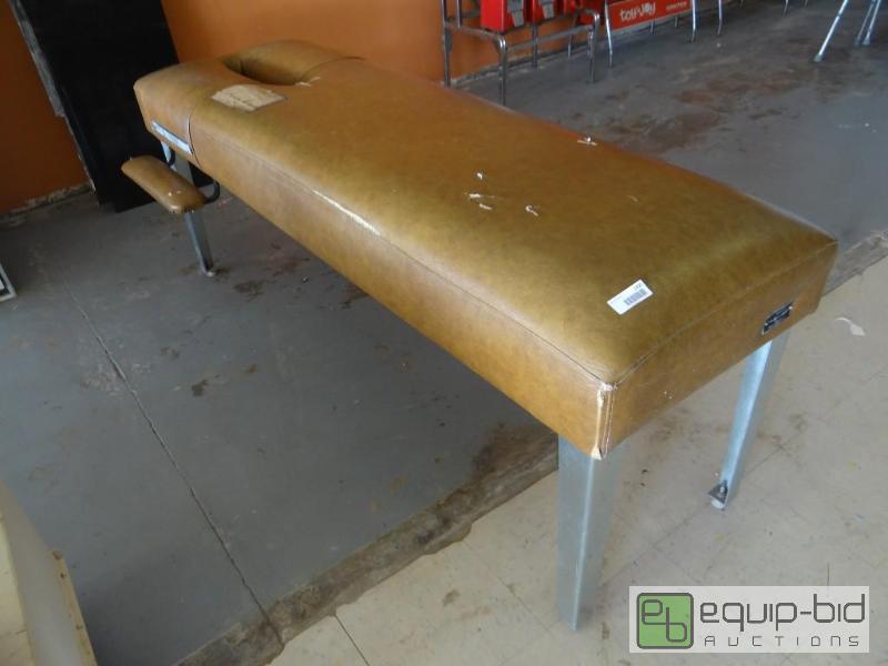 lot 1600 image: Duncan massage table. MTT-100....