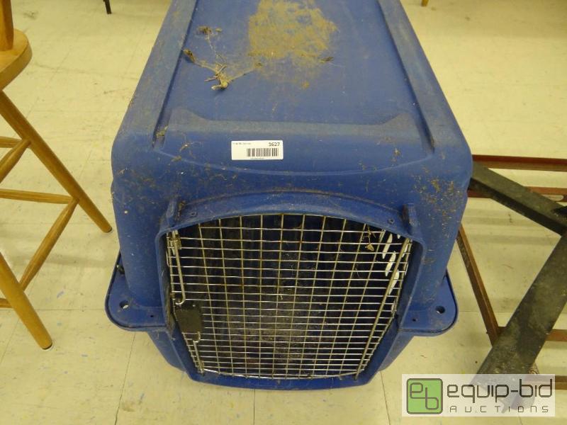 lot 1627 image: Large pet crate....