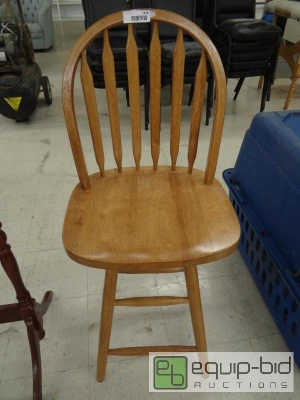 lot 1628 image: Oak bar stool....