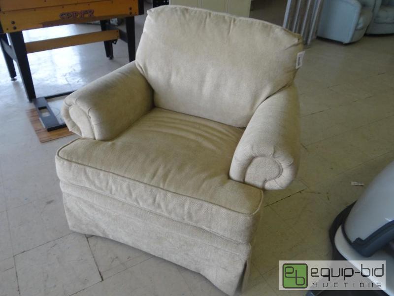 lot 1672 image: Broyhill&nbspliving room chair....