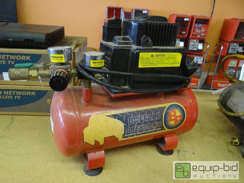 lot 1690 image: 3 gallon air compressor. LIKE NEW...