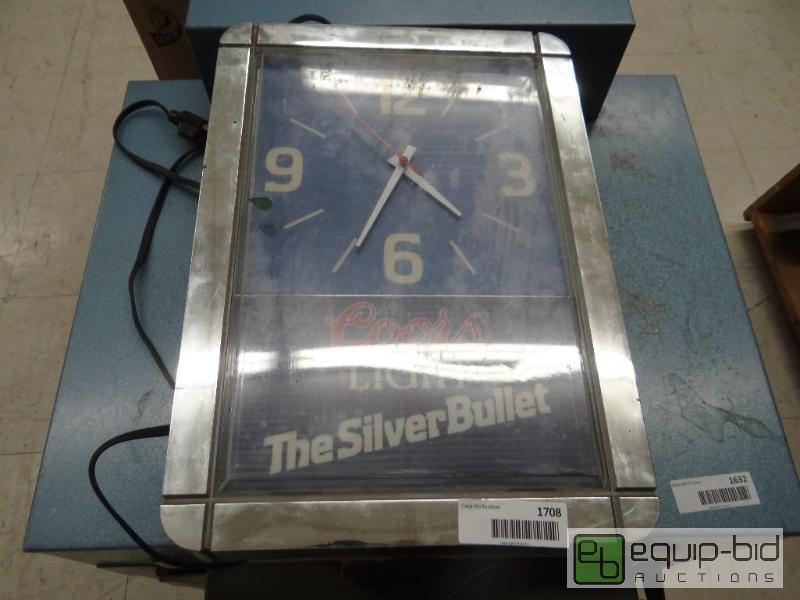 lot 1708 image: Coors light clock....