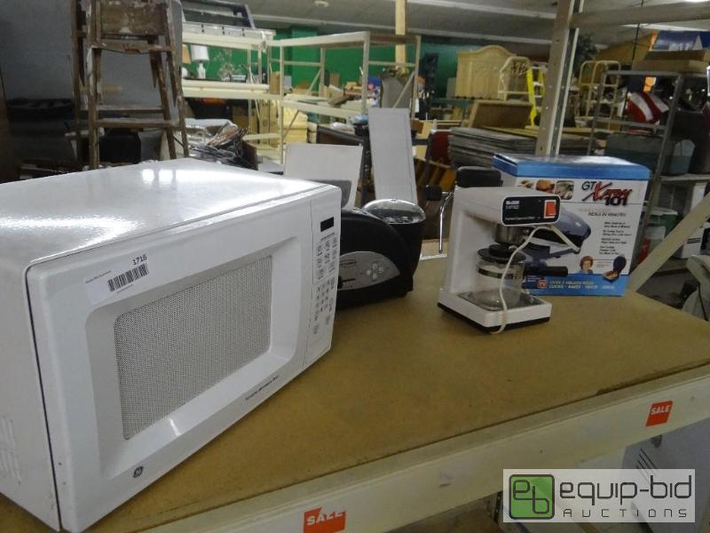 lot 1716 image: Lot of small kitchen appliances....