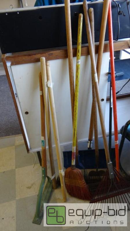 lot 473 image: Lot of various yard tools....